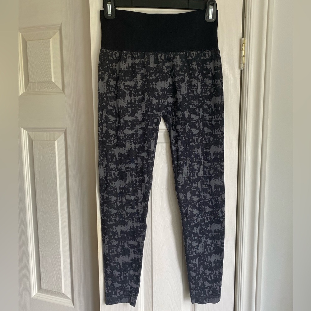 NWOT Zella Black and Gray Patterned Leggings